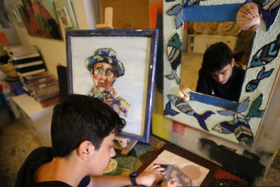 Renk Körlüğüne Rağmen Rengarenk Mozaikler Yapıyor