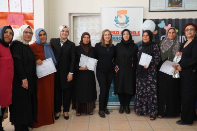 Anneler Gününde Okuma Yazma Belgelerini Aldılar