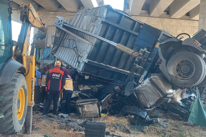 Şanlıurfa'da Viyadükten Düşen Tırdaki 2 Kişi Öldü