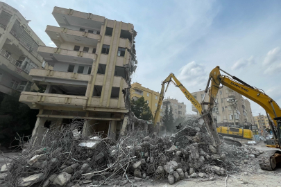Şanlıurfa'da Ağır Hasarlı Binaların Yıkımı Devam Ediyor
