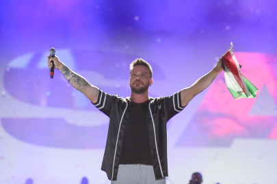 Konserde Filistin Bayrağı Açtı