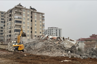 Hasarlı Binaların Yıkımı Sürüyor