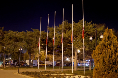 Türkiye'de Bayraklar Yarıya İndirildi