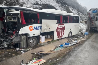 Sürücü Öldü, 16 Yolcu Yaralandı