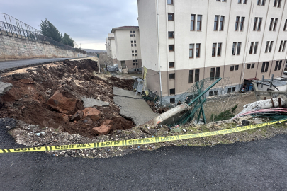 Şanlıurfa'da Okulun Duvarı Yıkıldı