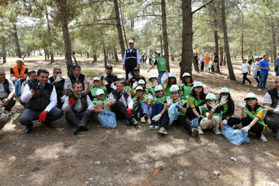Ormanda Çocuklarla Atık Topladı