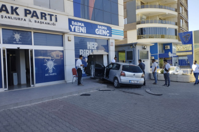Araç Ak Parti İl Binasına Daldı