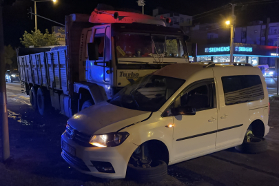Kamyonla Ticari Araç Çarpıştı