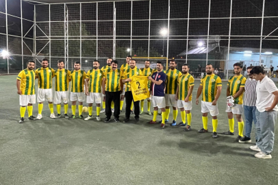 Muhtardan Gençlere Forma Hediyesi