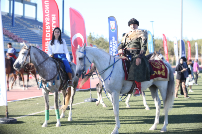 Atlı Savaş Sanatını Yaşatıyorlar
