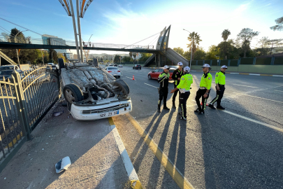 Devrilen Otomobilde 5 Kişi Yaralandı