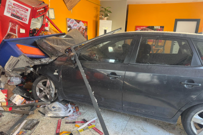 Otomobil Dönerci Dükkanına Girdi