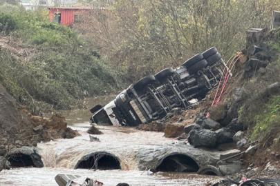 Pikap İle Kamyonet Dereye Düştü