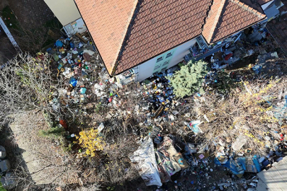 Bir Evden 10 Kamyon Çöp Çıktı