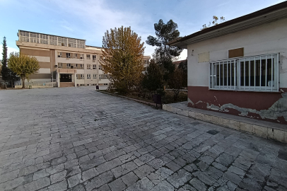 Atıl Bir Bina, Pislik İçinde Arsa