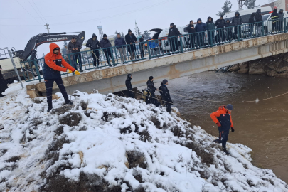 Kanala Düşen Araç Aranıyor