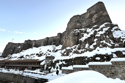 Tarihi Yapılar Beyaza Büründü