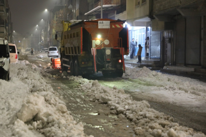 Gece Boyunca Karla Mücadele