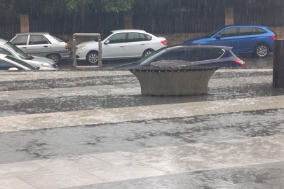 Urfa'da Sağanak Yağış Etkili Oluyor