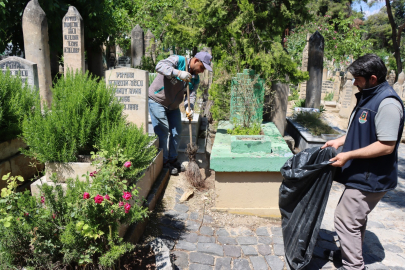 Mezarlıklar Bayram İçin Hazırlandı