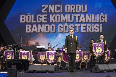 Askerler Bando Konseri Verdi