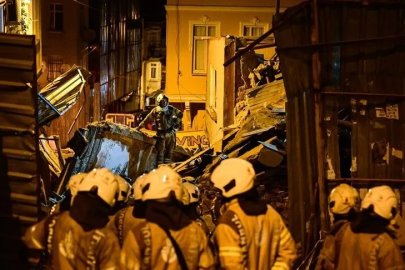 4 Katlı Metruk Bina Çöktü